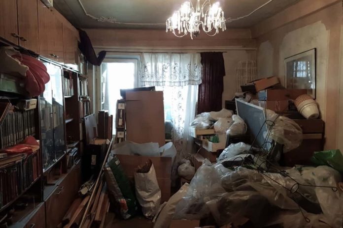 Diogenes Syndrome – Extreme Hoarding Takes a Bad Turn A house hoarded with random stuff.